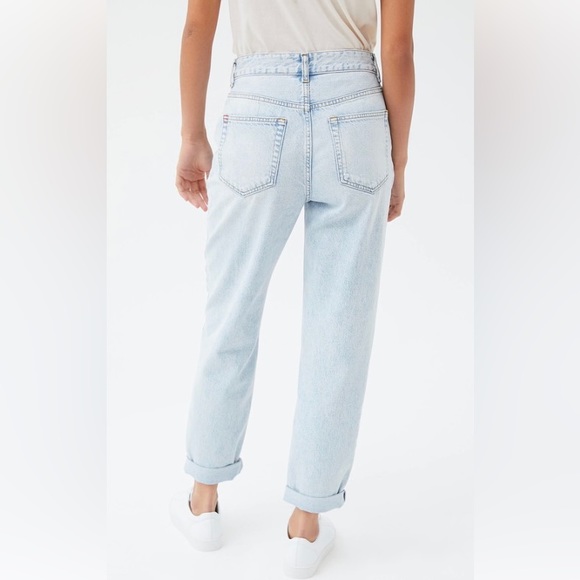 Urban Outfitters BDG Petite High-Waisted Mom Jean Bleached Light Wash - Picture 3 of 5
